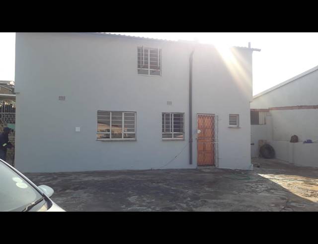 3 BEDROOM DUPLEX RENTED IN CHATSWORTH CENTRAL